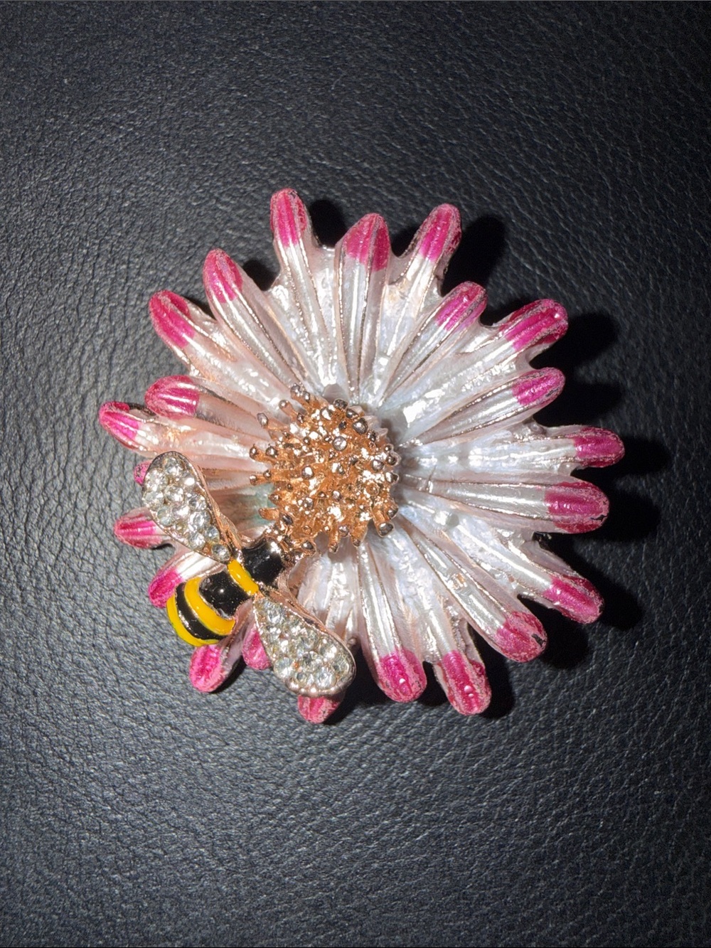Floral Daisy Bee Brooch Pin in White and Pink